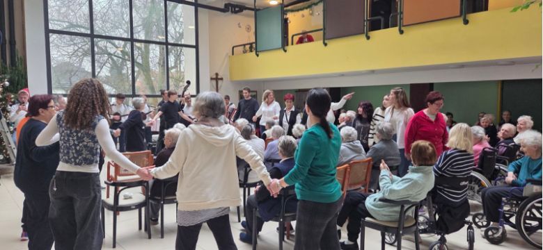 Kitili smo božićno drvce u toplom i veselom ozračju