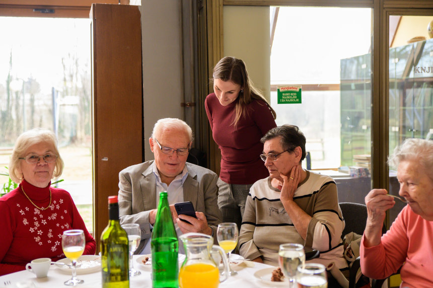 00000232 doma 20za 20starije 20proslava 20rodendana 11 63f4c112d2512 860xr 00000232 doma 20za 20starije 20proslava 20rodendana 11 63f4c112d2512 860xr