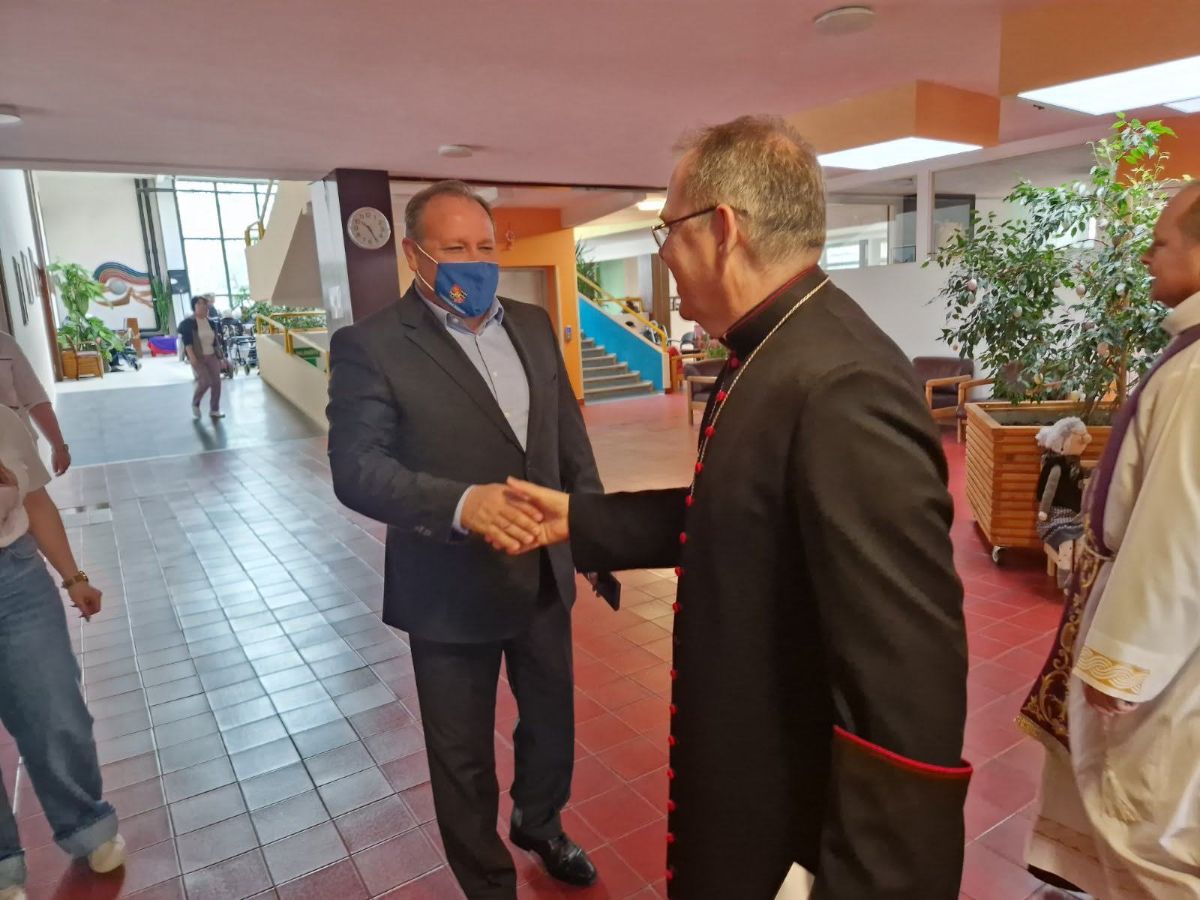 00000285 img 84175a0987debdebc00fb4a2a0efa036 v